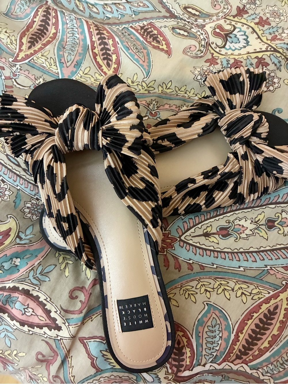 ( nwot ) White House Black Market Black and Tan Slides